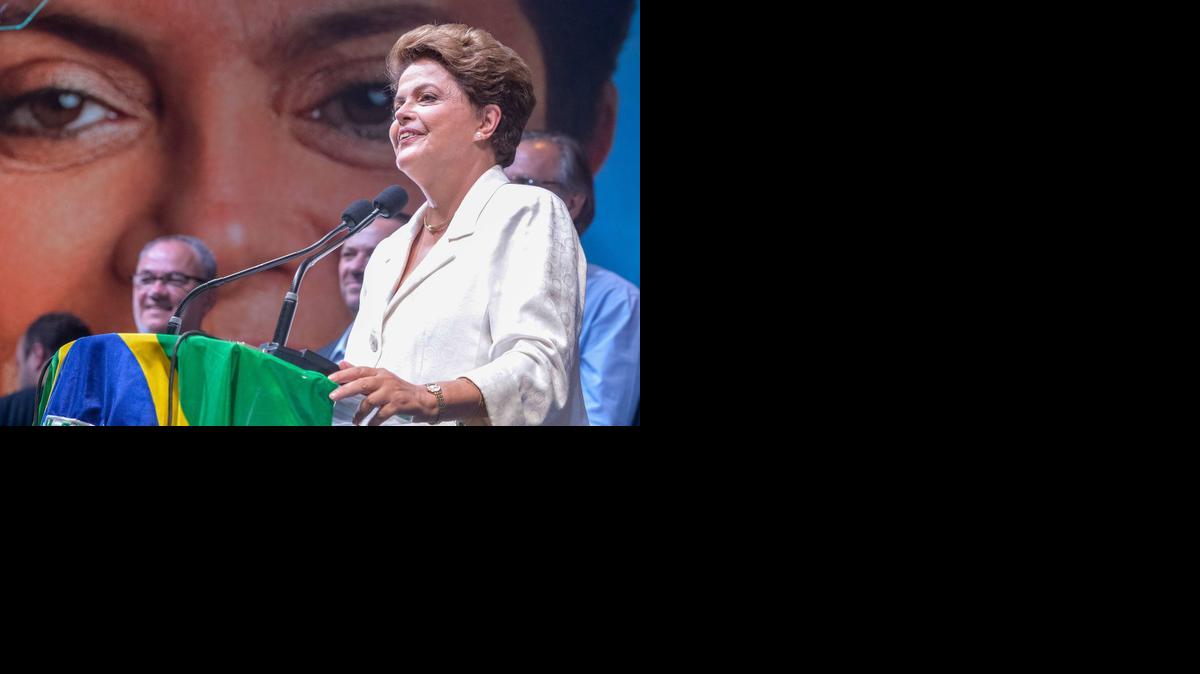 Fotografía cedida por la Campaña Dilma 13 que muestra a la presidenta reelecta, Dilma Rousseff, durante una rueda de prensa el domingo 26 de octubre de 2014 en la sede de su campaña en Brasilia (Brasil). 