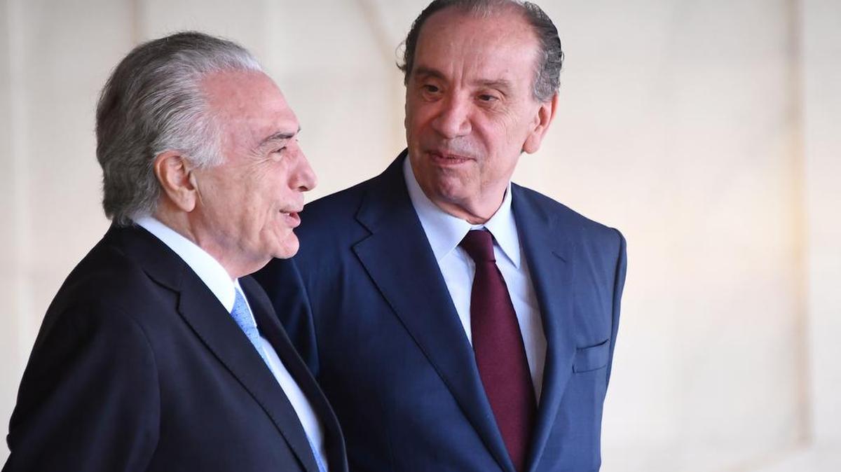 El presidente brasileño Michel Temer (izq.) junto a su ministro de relaciones exteriores, Aloysio Nunes Ferreira, durante la reunión de Mercosur en el Palacio de Itamaraty, Brasilia.