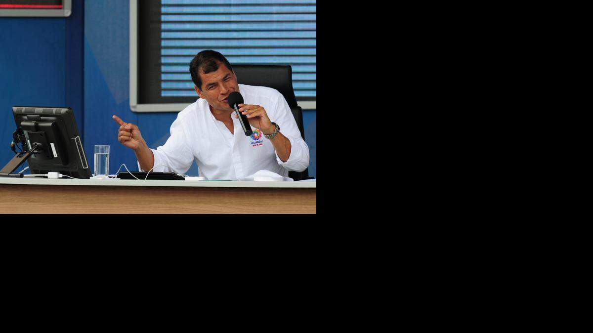 
Rafael Correa, presidente de Ecuador, habla durante su programa ‘Enlace Ciudadano’, en el 2013. El mandatario ridiculiza en sus programas a periodistas y adversarios políticos, pero cuando se trata de los tuiteros que lo ofenden, alega que no “está combatiendo el humor, sino la mentira”. 


