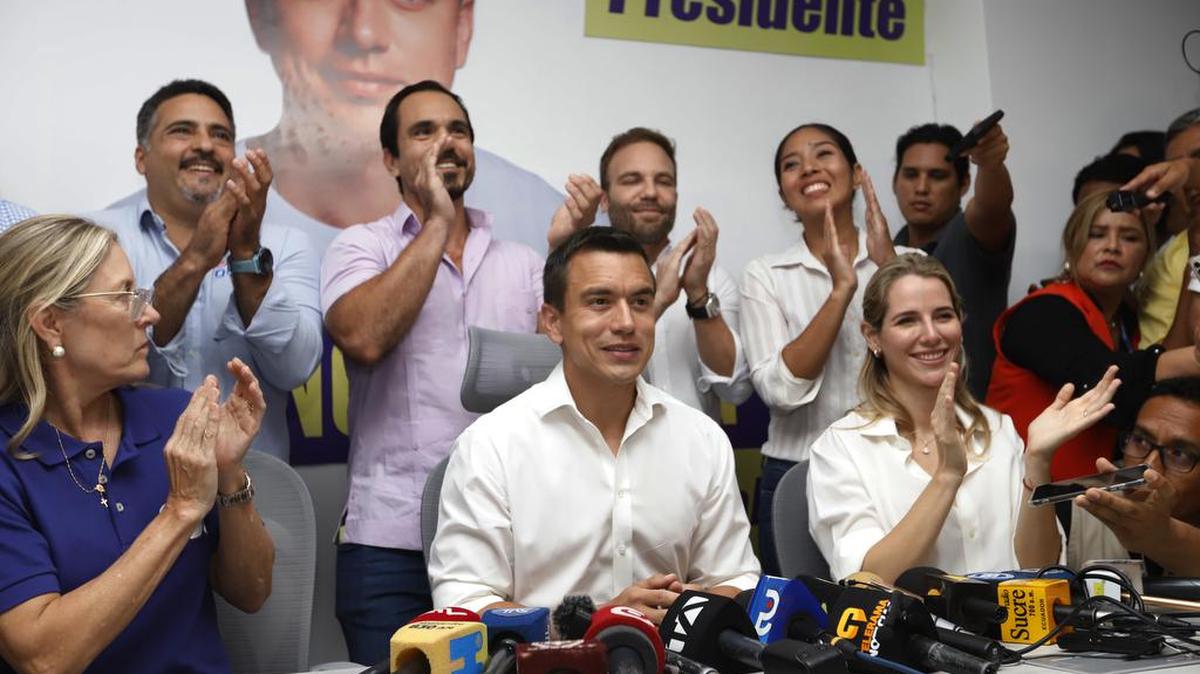 Daniel Noboa, candidato presidencial de Alianza Acción Democrática Nacional, centro, su esposa Lavinia Valbonesi y su equipo celebran durante una conferencia de prensa en Guayaquil, Ecuador, el domingo 20 de agosto de 2023.