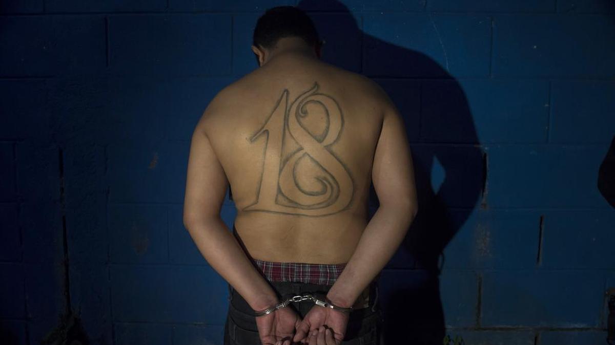 
César Vladimir Montoya Climaco, un líder de la pandilla Barrio 18, tras su arresto en julio en San Salvador. Un tribunal declaró el lunes a las pandillas y sus colaboradores como grupos terroristas. 
