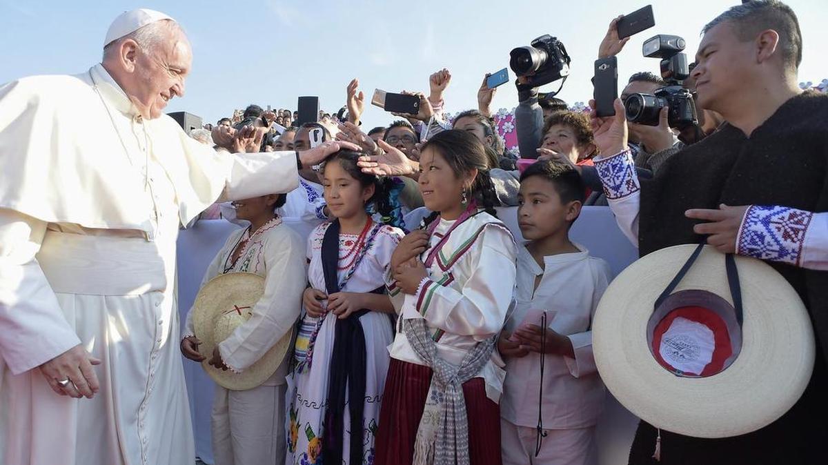 Fotografía facilitada por 'Osservatore Romano que muestra al papa Francisco (izda) que saluda a unos niños antes de oficiar una misa en el estadio Venustiano Carranza en Morelia, México, ayer, 16 de febrero de 2016.