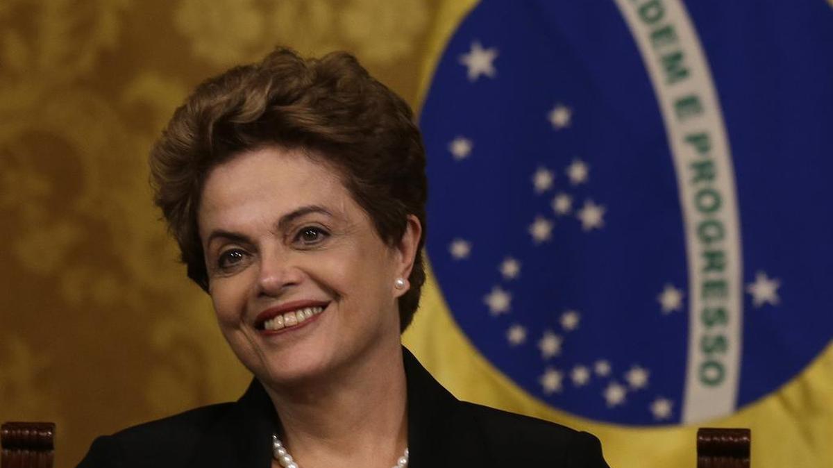 La presidenta de Brasil, Dilma Rousseff. La agencia de calificación de riesgo Standard & Poor's volvió a rebajar el miércoles la nota para el crédito soberano de ese país de “BB+” a “BB.