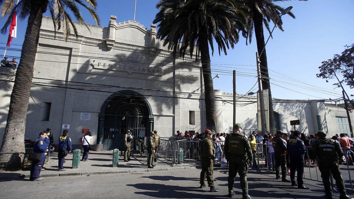 Un grupo de personas, familiares de prisioneros de la penitenciaría de Santiago en Chile llegan el lunes 26 de septiembre de 2016, hasta las afueras del recinto penitenciario luego de enterarse de una riña entre bandas rivales al interior del penal que dejó dos persona fallecidas y al menos once heridos, según confirmaron fuentes policiales.