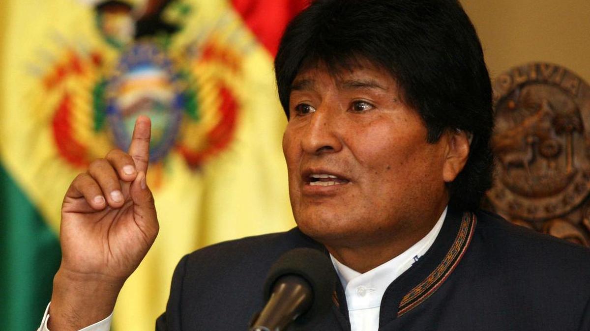 El presidente de Bolivia, Evo Morales, habla durante una rueda de prensa en La Paz.