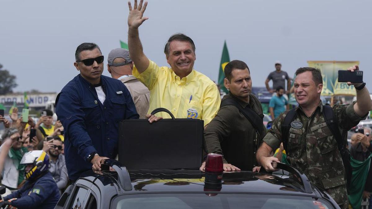 El presidente brasileño Jair Bolsonaro saluda a sus simpatizantes al llegar a un mitin de motocicletas, mientras hace campaña para un segundo mandato en Pocos de Caldas, Brasil, el viernes 30 de septiembre del 2022.