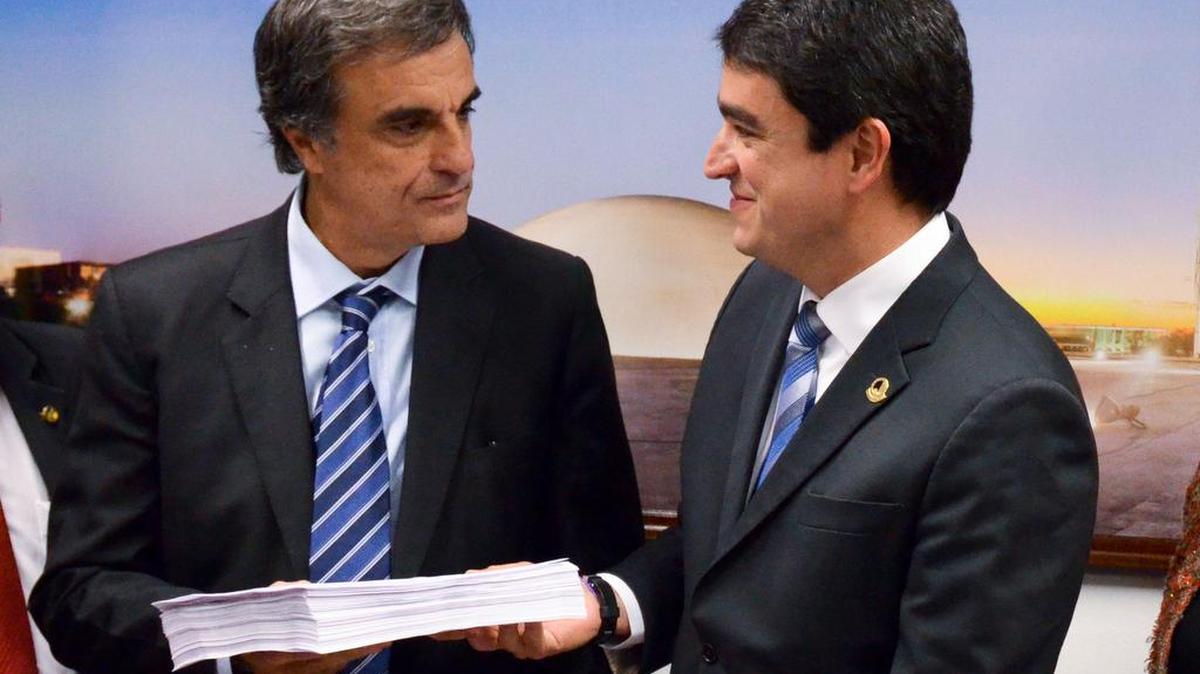 El abogado de la presidenta suspendida de Brasil Dilma Rousseff, Jose Eduardo Cardoso (izq.), al secretario general del Senado, Luiz Fernando Bandeira, la defensa, que incluye polémicas grabaciones.