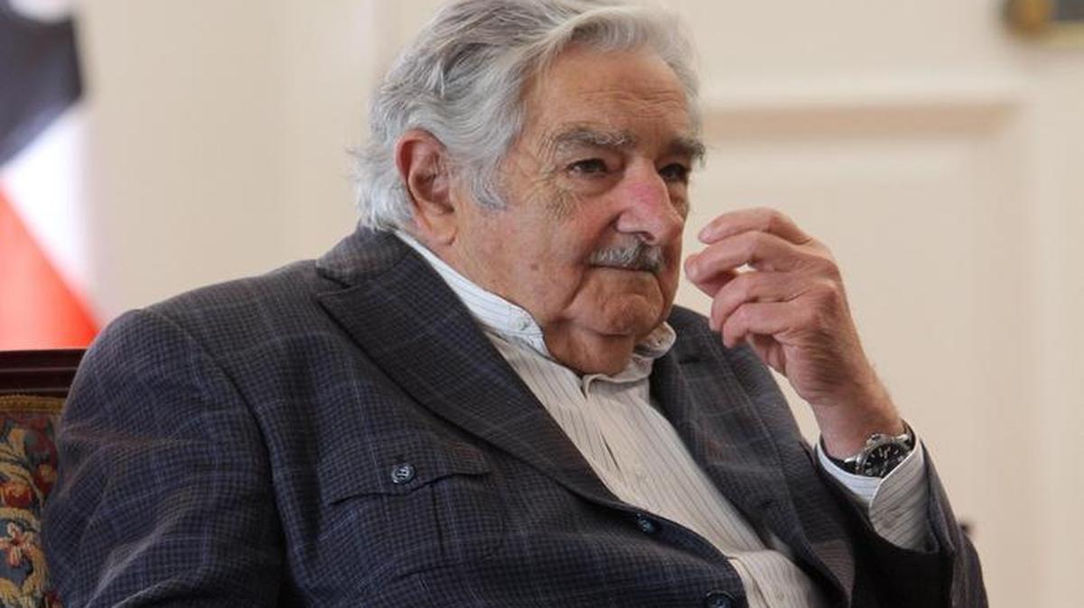 El ex presidente de Uruguay José Mujica asiste a una reunión con la presidenta de Chile Michelle Bachelet (fuera de cuadro) hoy, martes 24 de noviembre de 2015, en el Palacio de la Moneda en Santiago de Chile (Chile).