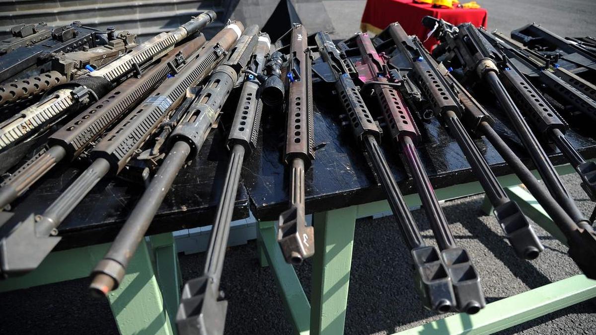 Rifles de calibre .50 tomados confiscadas a delincuentes o entregados por personas en el Campo Militar 1-A en la Ciudad de México el 1 de agosto de 2017.