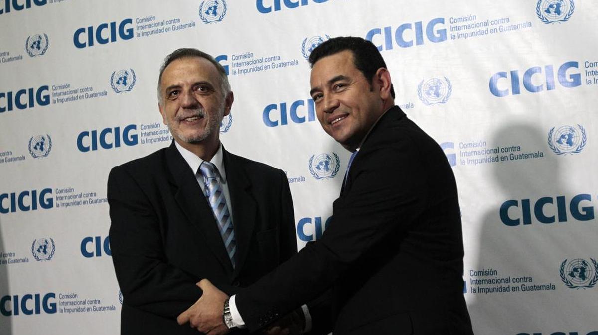 El presidente electo de Guatemala Jimmy Morales (der.) posa con el jefe de la Comisión Internacional contra la Impunidad en Guatemala (CICIG) Iván Velásquez, el miércoles en Ciudad de Guatemala.