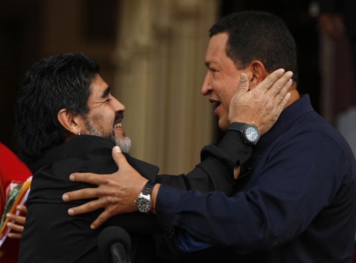 En esta foto del 22 de julio de 2010, el argentino Diego Armando Maradona, a la izquierda, y el presidente de Venezuela, Hugo Chávez, se abrazan a la llegada de Maradona al palacio presidencial de Miraflores en Caracas, Venezuela.