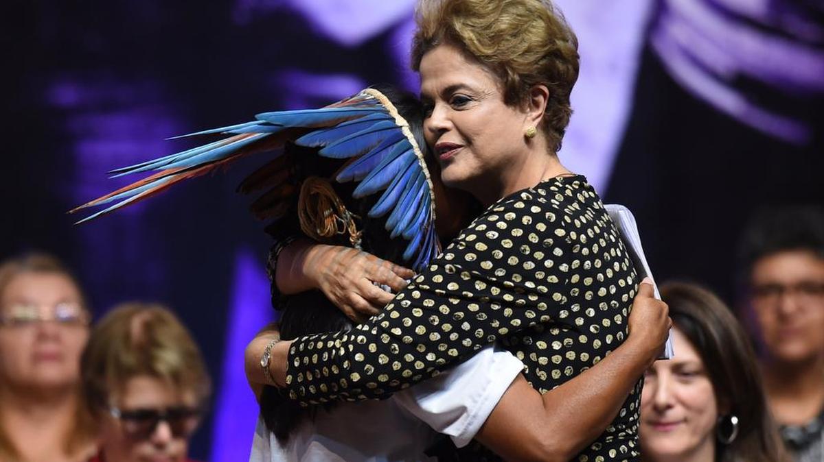 Dilma Rousseff abraza a una mujer indígena durante la ceremonia de apertura de la 4ª Conferencia Nacional de Políticas sobre la Mujer en Brasilia el 10 de mayo de 2016.
