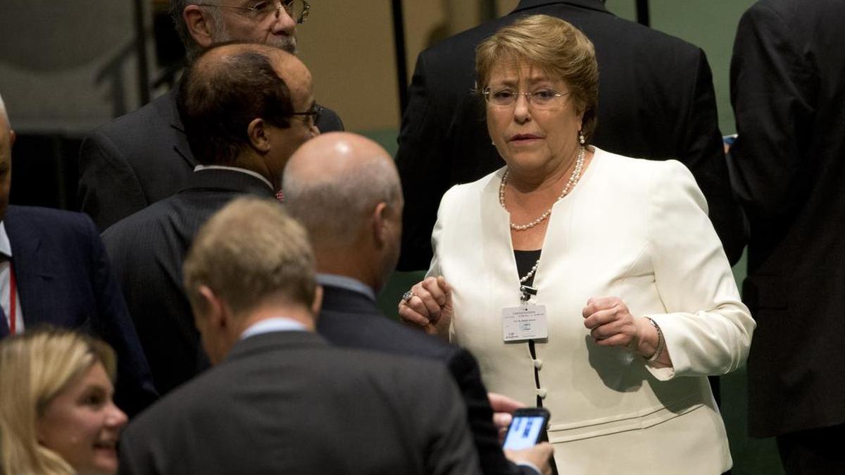 
Bachelet llegará a Quito pocas horas después de los comentarios sobre la demanda boliviana que realizó Correa, Nicolás Maduro y otros asistentes a un foro sobre cambio climático celebrado en Bolivia.
