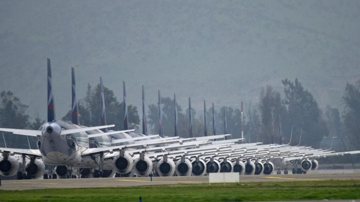 
Aviones permanecen en el aeropuerto internacional de Santiago de Chile el martes, por una huelga de los trabajadores de la Dirección de Aviación Civil.
