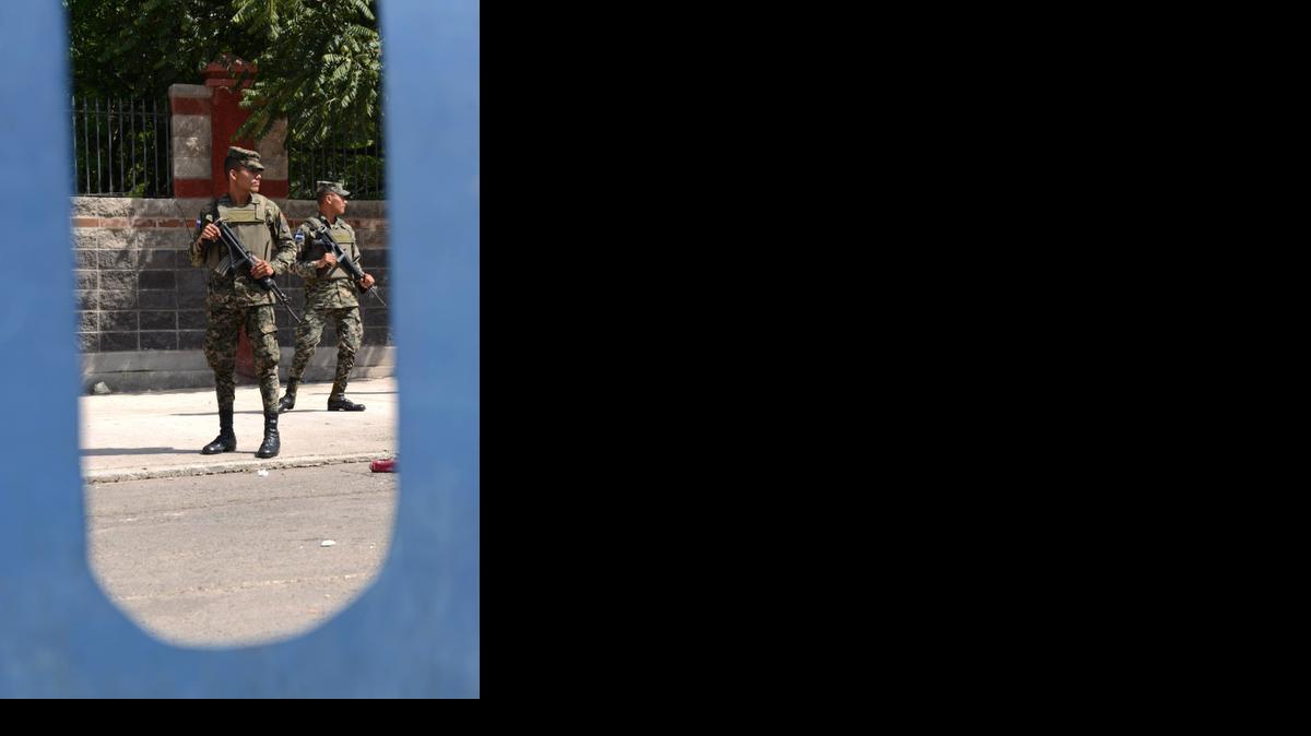 
Soldados patrullan en Tegucigalpa, Honduras, donde reina una ola de violencia que ha afectado a funcionarios de la justicia y el transporte público. 
