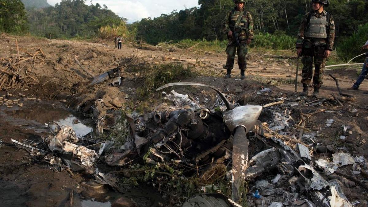 
Fuerzas peruanas antinarcóticos observan un avión destruido por residentes para esconder evidencias de una pista clandestina en la región del valle del Apurímac, Ene y Mantaro, en donde más se cultiva la cocaína.
