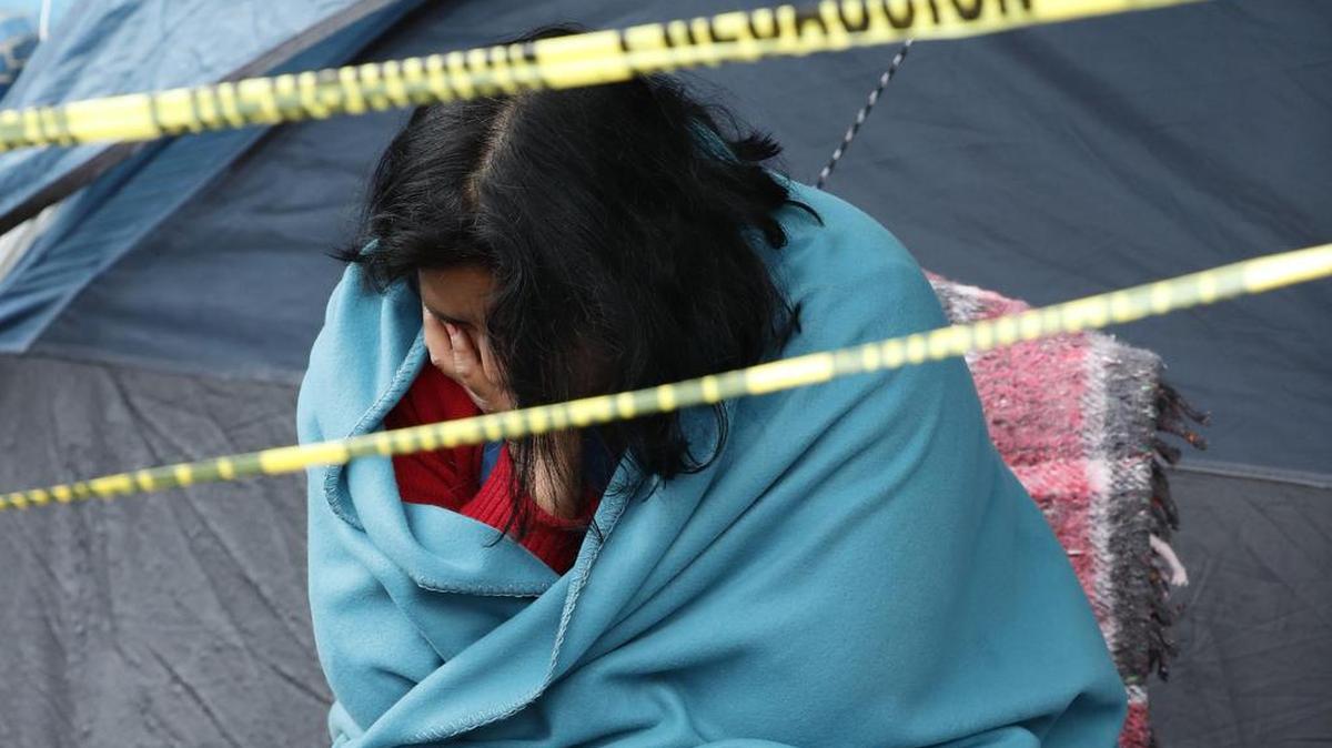 Una mujer espera el rescate de su familiar cerca a la zona donde integrantes de brigadas de rescate continúan el sábado 30 de septiembre de 2017, con la extracción de cuerpos de personas que quedaron atrapadas en el edificio de la avenida Álvaro Obregón tras un terremoto, en Ciudad de México (México).