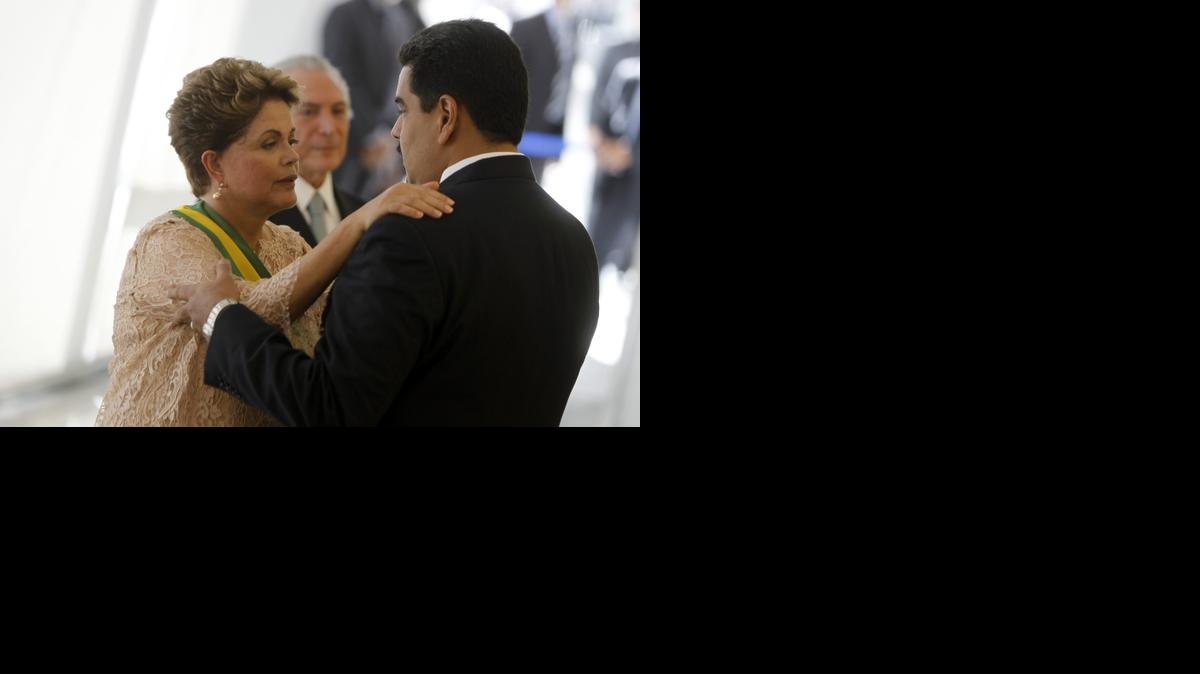 
La presidenta brasileña, Dilma Rousseff (i), saluda a su homólogo de Venezuela, Nicolás Maduro (d), hoy, jueves 1 de enero de 2015, en la ceremonia de investidura en el Palacio de Planalto en Brasilia (Brasil). Rousseff, reelegida en octubre pasado para un nuevo cuatrienio, asume su segundo mandato en una ceremonia a la que han confirmado presencia los presidentes de Chile, Costa Rica, Paraguay, Uruguay y Venezuela y delegaciones de otros 70 países, que por ser el primer día de 2015 y un Gobierno "que continúa" han rebajado el nivel de representación habitual. 
