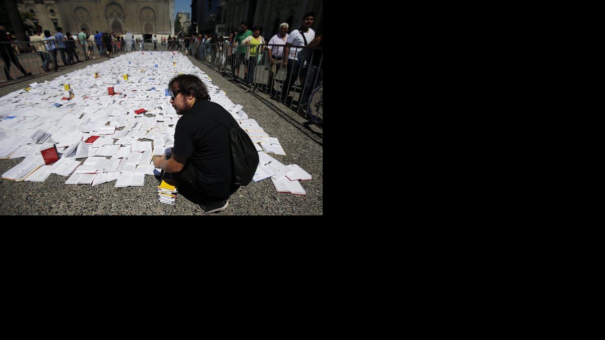 
Personas hacen fila en la Plaza de Armas de Santiago (Chile) el lunes, donde un total de 3,000 libros de autores hispanoamericanos fueron regalados a los transeúntes, en el marco de la campaña navideña ‘Regala un Libro’, impulsada por la librería TXT!, en alianza y la Municipalidad de Santiago. 
