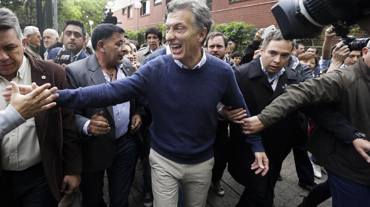 “El mito de que eran invencibles se les cayó. Los argentinos ya han votado mayoritariamente por el cambio”, dijo Macri que terminará la semana con un recorrido en el interior del país.
