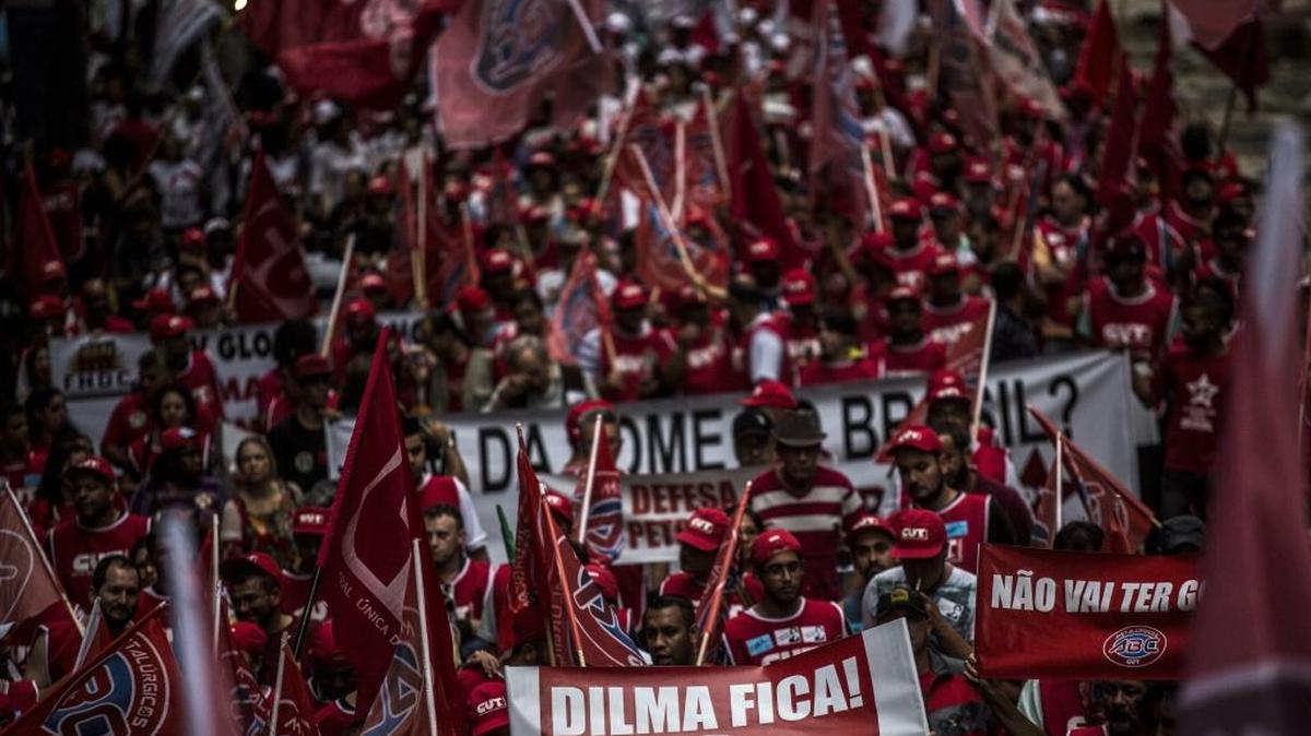 Manifestantes ondean banderas el martes durante una protesta contra el juicio político a la presidenta de Brasil, Dilma Rousseff. El Fondo Monetario Internacional dijo el sábado que la crisis de ese país afectará los pronósticos de crecimiento económico de la región.