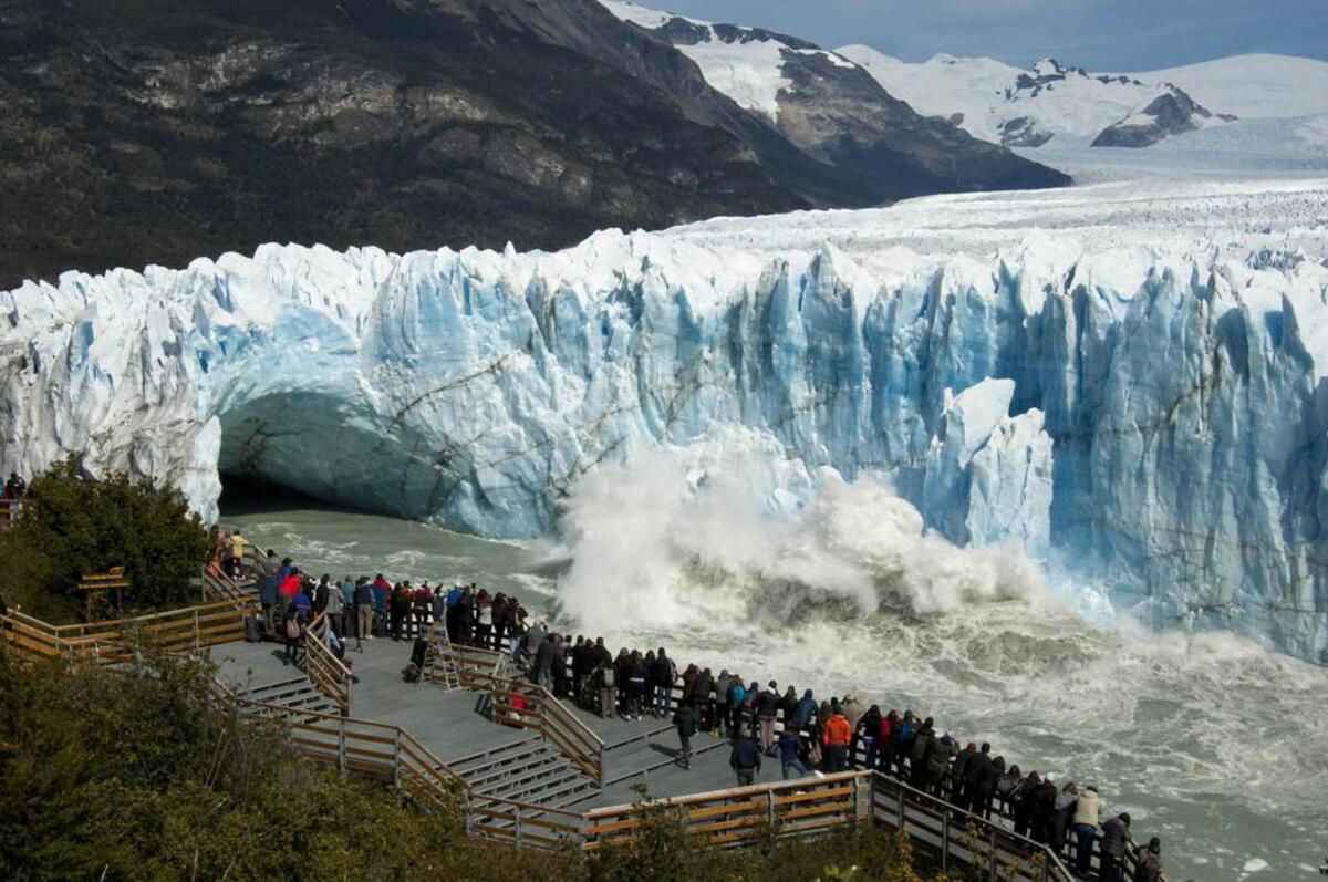 Fotografía cedida por la Secretaria de Turismo de Calafate en la que se observa el glaciar Perito Moreno este, 10 de marzo de 2016. El 'puente' o dique que el glaciar Perito Moreno forma sobre la península Magallanes del Lago Argentino, en el sur del país, se rompió en el marco del proceso de su cíclica ruptura, algo que no se producía desde 2012, y que generó una gran expectación.