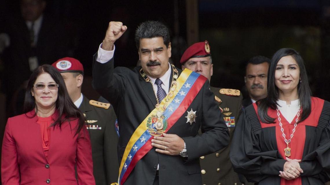 El gobernante venezolano Nicolás Maduro llega con su esposa Cilia Flores (izquierda) y Gladys Gutiérrez, presidenta de la Corte Suprema de Justicia del país, antes del inicio de su discurso anual ante el Tribunal Supremo en Caracas.