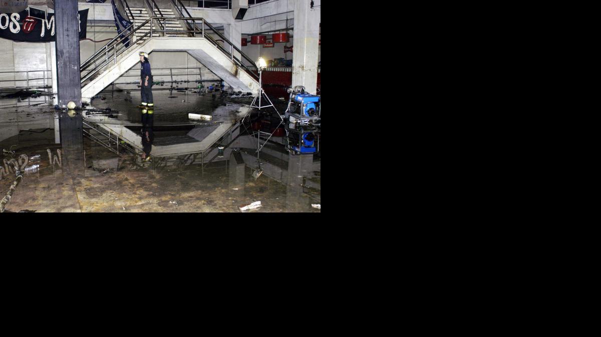 
Bomberos inspeccionan la discoteca Cromañón donde murieron 194 personas y cientos resultaron heridas, durante un incendio el 31 de diciembre del 2004 en Buenos Aires, Argentina.
