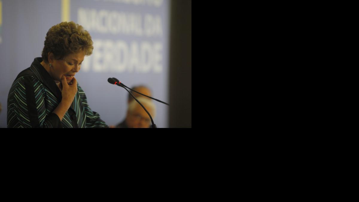
La presidenta brasileña, Dilma Rousseff, llora mientras ofrece un discurso el miércoles, al recibir el informe final de la Comisión de la Verdad, que investigó las violaciones de derechos humanos durante la última dictadura. 
