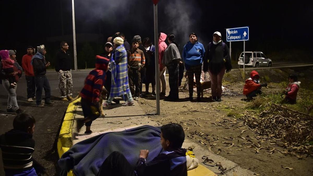 
Residentes de Latacunga, Ecuador, dejan el pueblo el sábado tras la actividad del volcán Cotopaxi volcano, a 45 km al sur de Quito.
