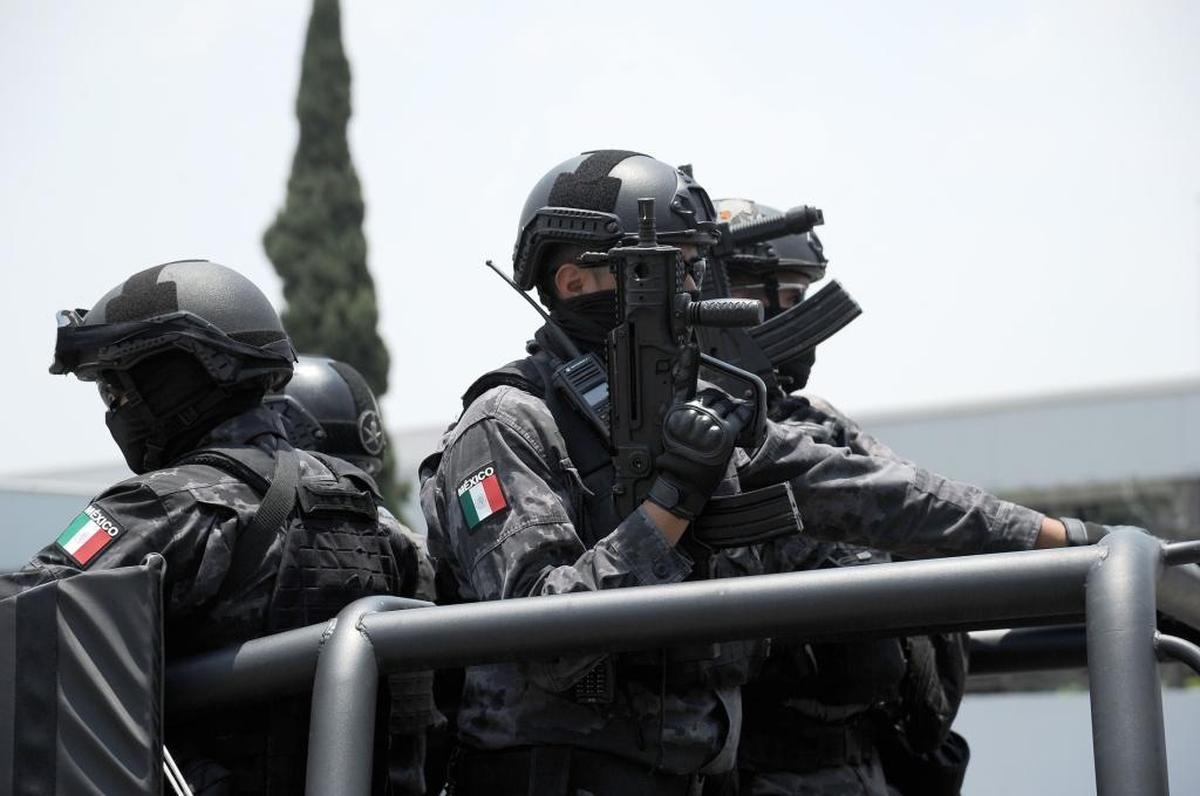 Un convoy fuertemente custodiado transporta al ex gobernador de Veracruz Javier Duarte el 17 de julio de 2017 a su llegada a la Ciudad de México.
