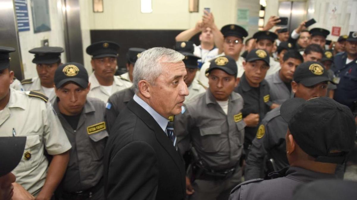 
El ex mandatario guatemalteco Otto Pérez Molina sale de la audiencia en un tribunal de Ciudad de Guatemala el martes, donde un juez ordenó que se le abriera un proceso penal por presunta corrupción.
