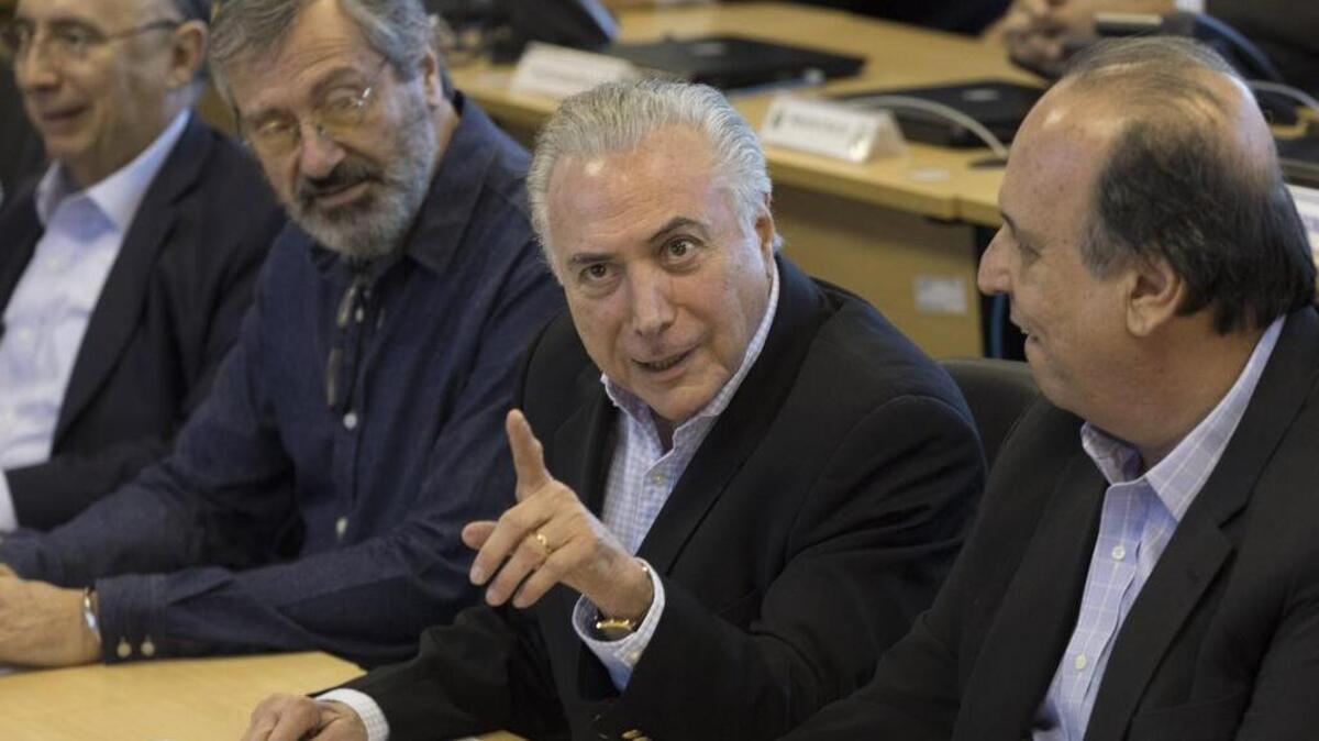 El presidente de Brasil, Michel Temer, segundo de la derecha, habla durante una visita al centro de control de operaciones de las fuerzas aramadas de Brasil.