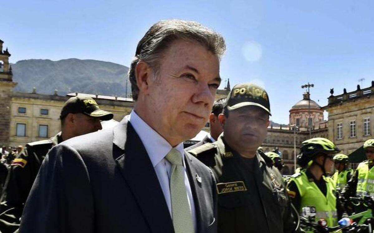 Fotografía cedida por la presidencia de Colombia del presidente de Colombia Juan Manuel Santos inspeccionando los nuevos equipos entregados a la Policía de Bogotá el martes 7 de febrero de 2017, en Bogotá (Colombia).