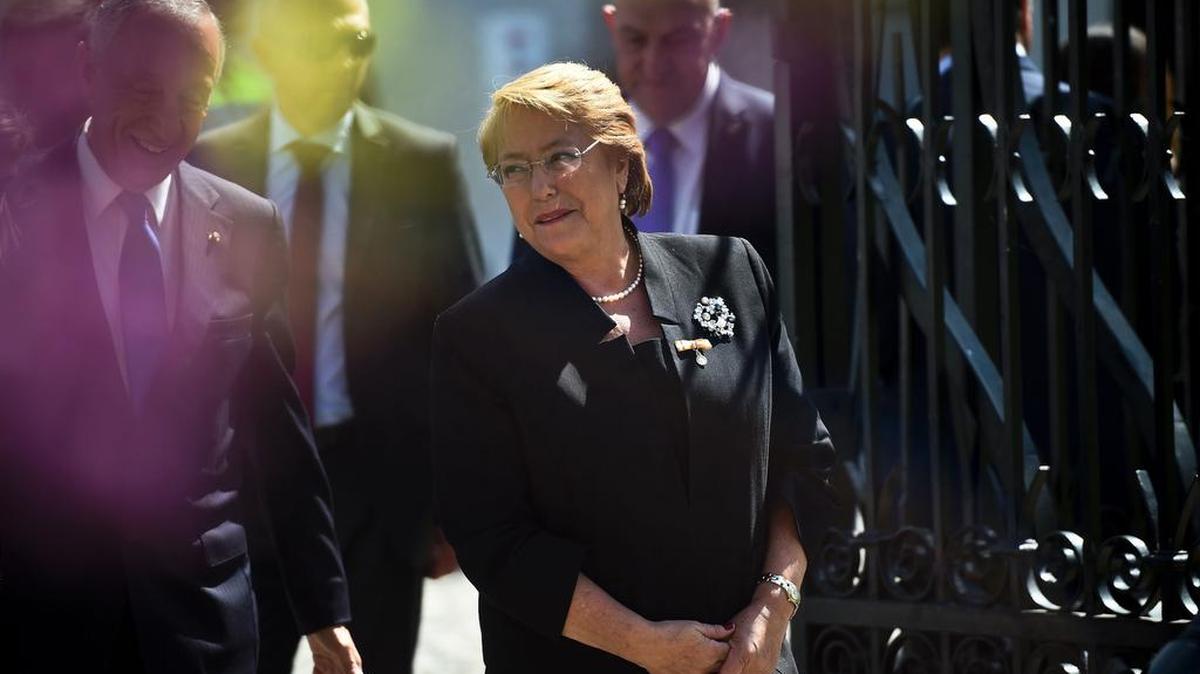 La presidenta de Chile, Michelle Bachelet, y su homólogo de Portugal, Marcelo Rebelo de Sousa, llegan a la Universidad Evora en donde Bachelet recibió un doctorado honorario el jueves en Evora, Alentejo, en Portugal.