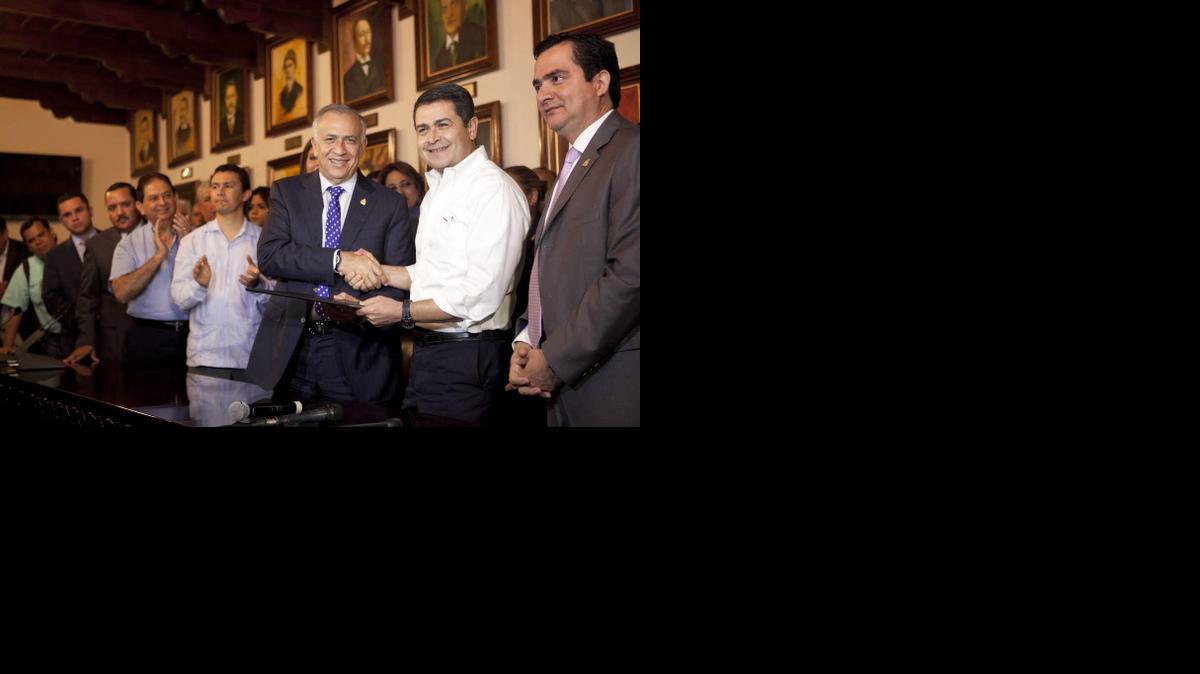 
El presidente Juan Orlando Hernández (2d), estrecha la mano del presidente del congreso, Mauricio Oliva (3d), este sábado en el parlamento hondureño, en Tegucigalpa, Honduras. Hernández presentó un proyecto para que el pueblo decida en un plebiscito si se eleva al rango constitucional a la Policía Militar de Orden Público (PMOP).
