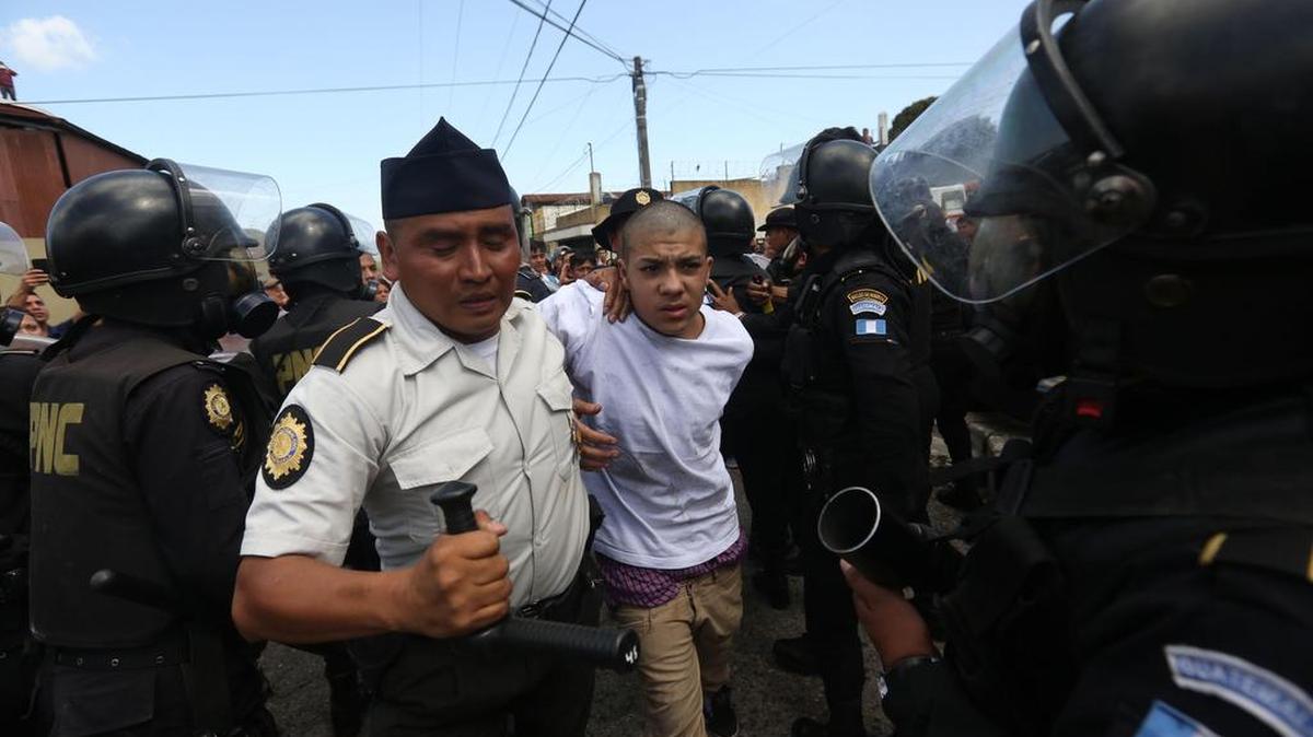 Policías recapturan a reclusos que intentaron fugarse del correccional para menores Las Gaviotas el lunes 3 de julio de 2017, en Ciudad de Guatemala (Guatemala).