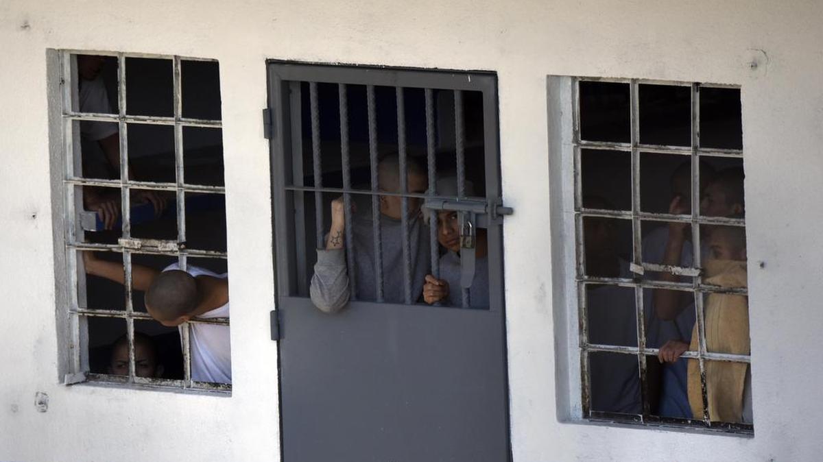 Más de 40 jóvenes detenidos en la víspera atacaron al personal de seguridad, Cuatro heridos, y cuatro siguen siendo retenidos cautivos por los presos, informó la policía.
