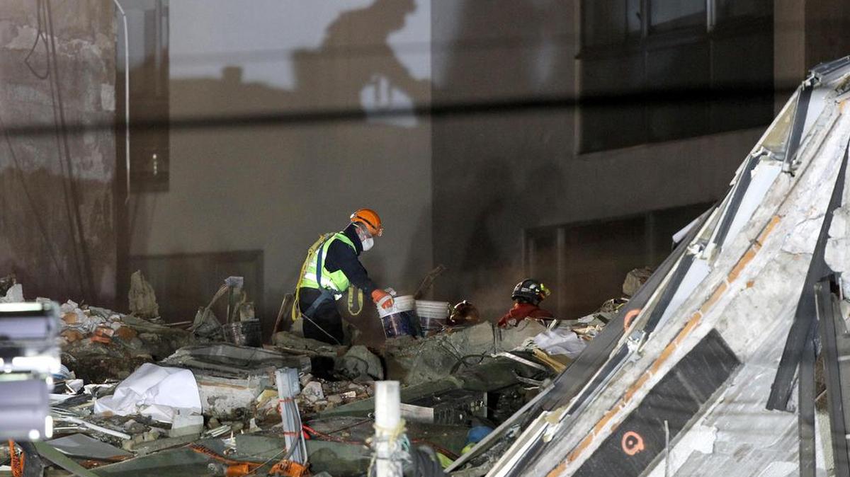Integrantes de brigadas de rescate de México trabajan en la madrugada del domingo 1 de octubre de 2017, en el edificio de la avenida Álvaro Obregón de Ciudad de México (México).