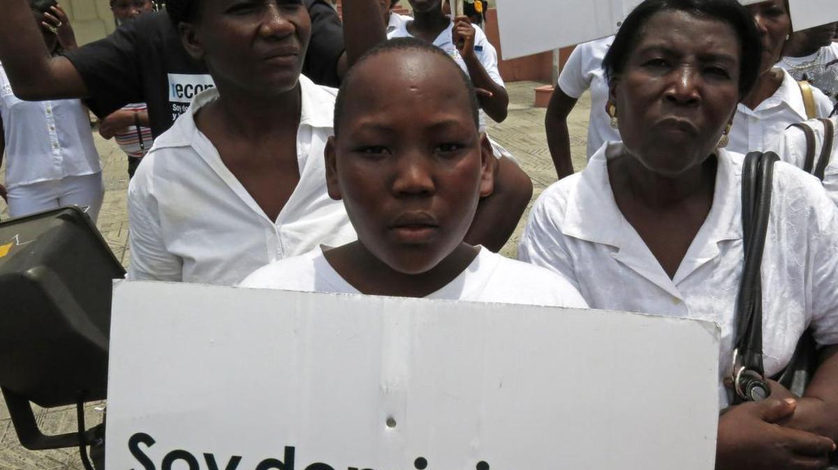 
Desde el 2007 el registro civil ha negado a miles de descendientes de inmigrantes haitianos copias certificadas de sus actas de nacimiento y cédulas de identidad por considerar que habían sido inscritos de forma fraudulenta para obtener la nacionalidad dominicana. 
