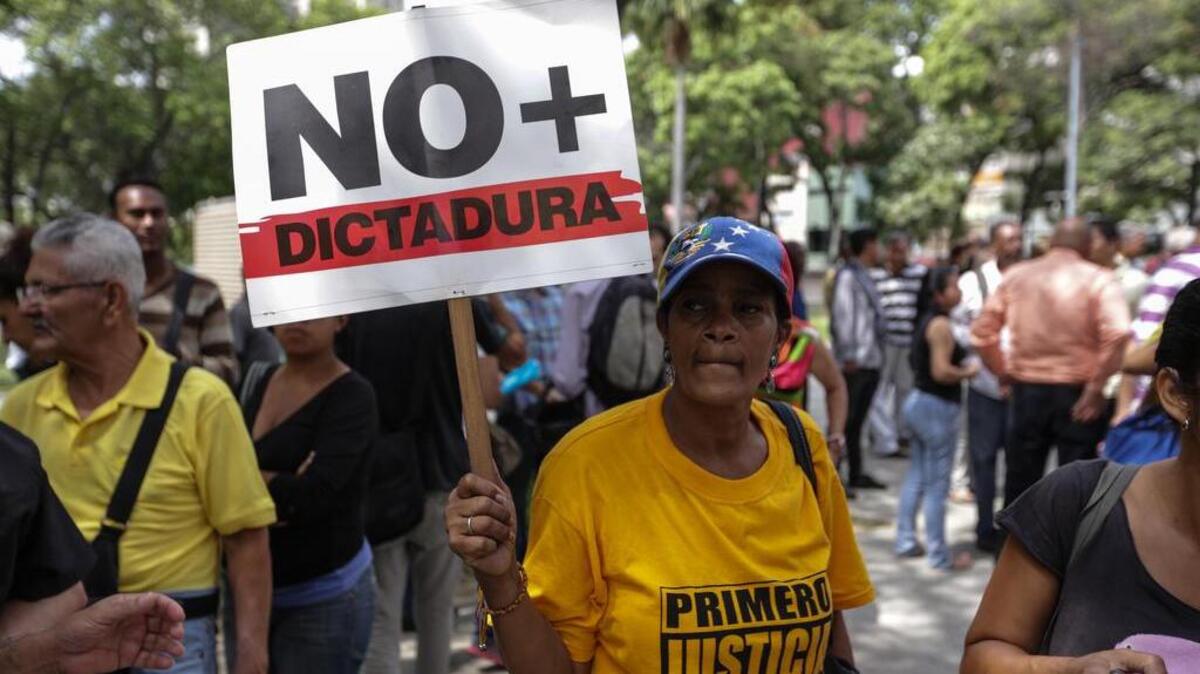 Opositores al Gobierno de Nicolás Maduro se manifiestan en rechazo a la decisión del Tribunal Supremo de asumir las competencias del Parlamento, el viernes 31 de marzo de 2017, en Caracas (Venezuela).