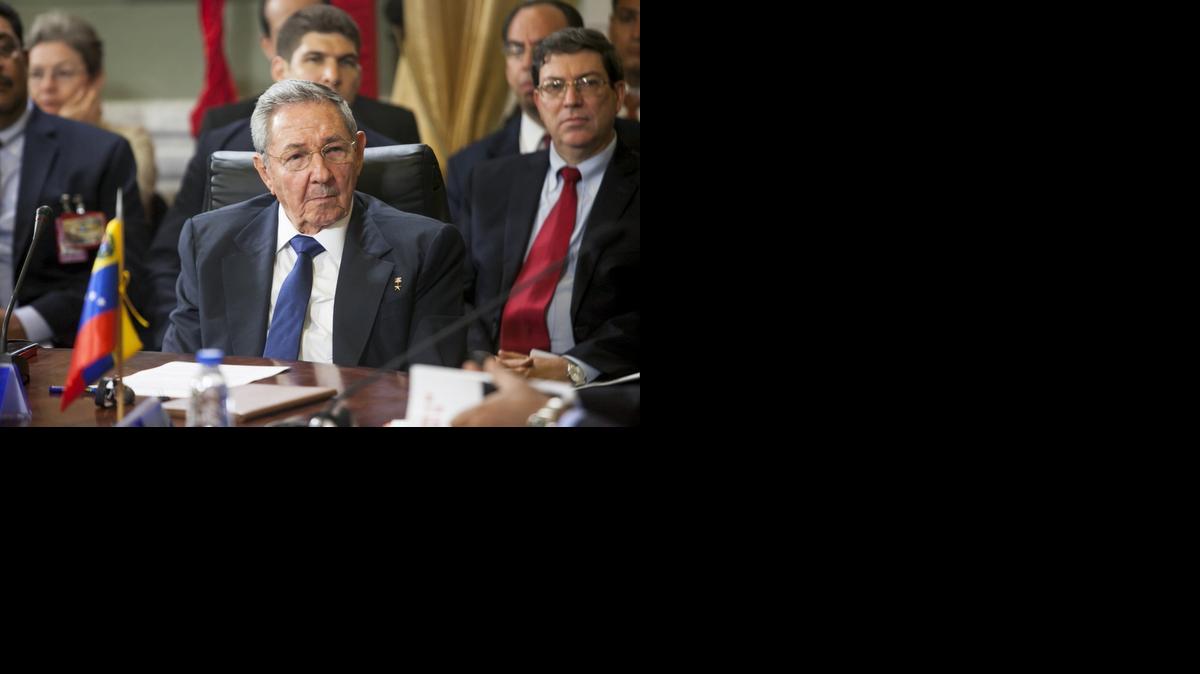 
El mandatario de Cuba, Raúl Castro, asiste hoy, martes 17 de marzo de 2015, a la cumbre extraordinaria de la Alianza Bolivariana para los Pueblos de América (ALBA-TCP) en el Palacio de Miraflores en Caracas (Venezuela). 
