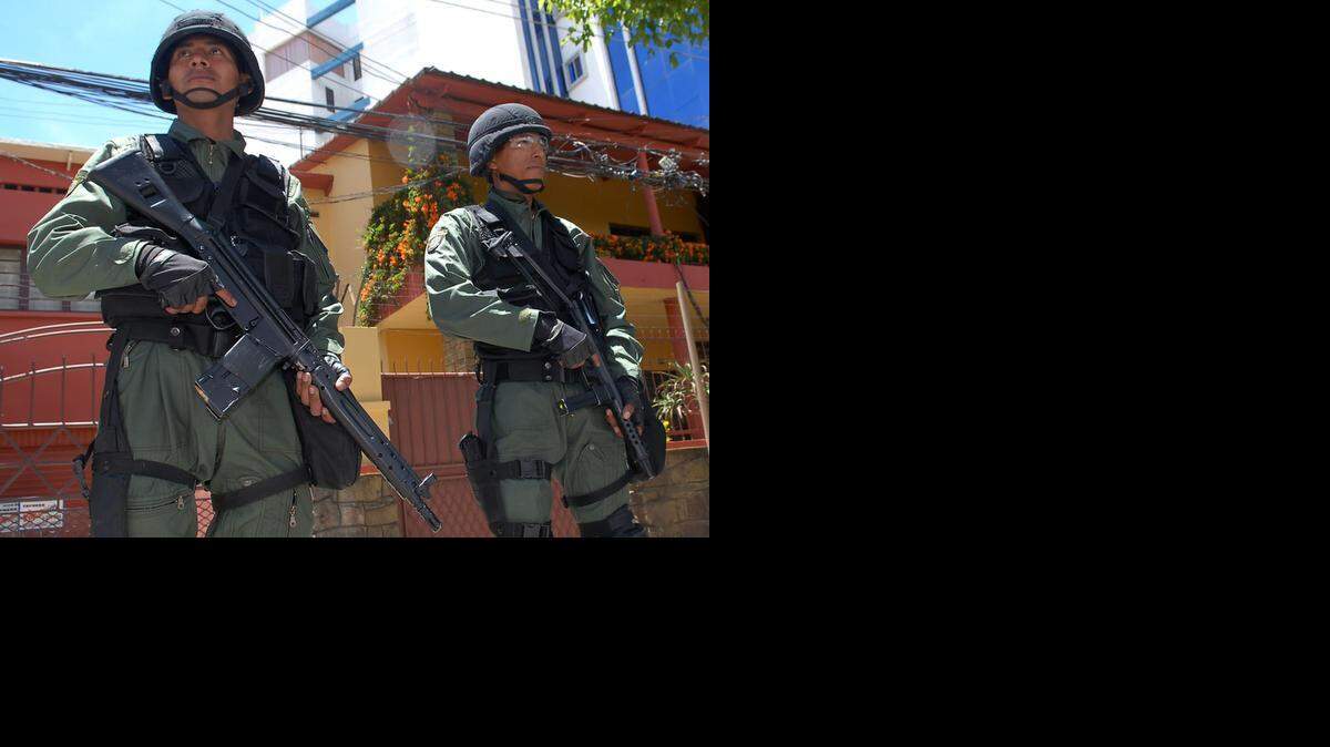 
Agentes de la Policía nacional boliviana montando guardia en Cochabamba. (Foto de archivo)
