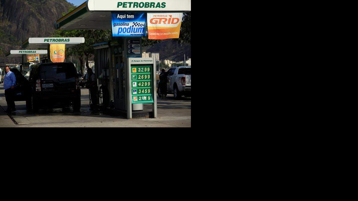 
El Ministerio Público de Brasil ha hecho oficiales las denuncias contra 35 funcioinarios como parte del caso Petrobras, el cual contempla penas que sumadas darían más de 50 años de prisión. 
