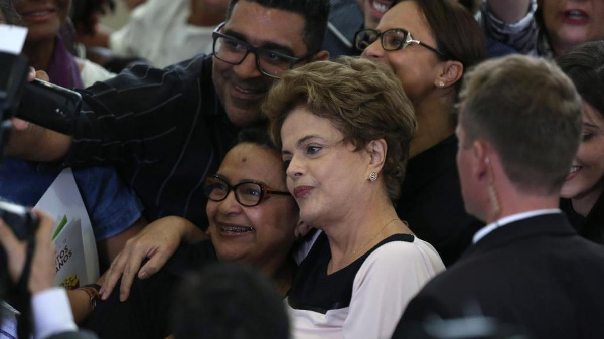 La presidenta de Brasil, Dilma Rousseff, se fotografía con varios de sus seguidores el viernes, en la sede del palacio presidencial Planalto, en Brasilia.
