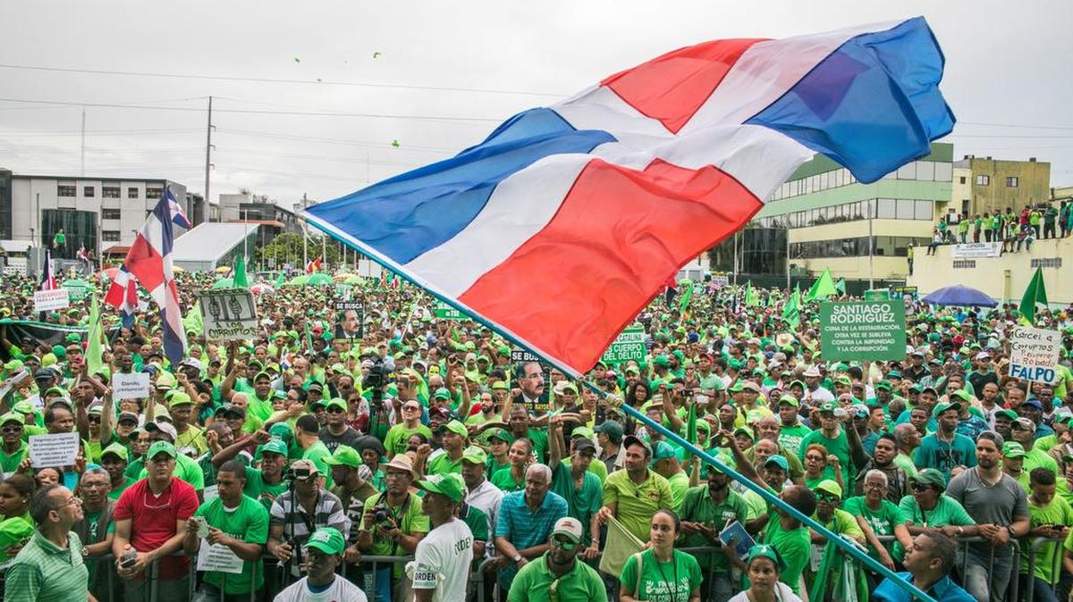 Miles de dominicanos participaron en la Marcha Verde, creada para protestar contra la corrupción y exigir una investigación independiente sobre el escándalo de sobornos de Odebrecht, en Santo Domingo.