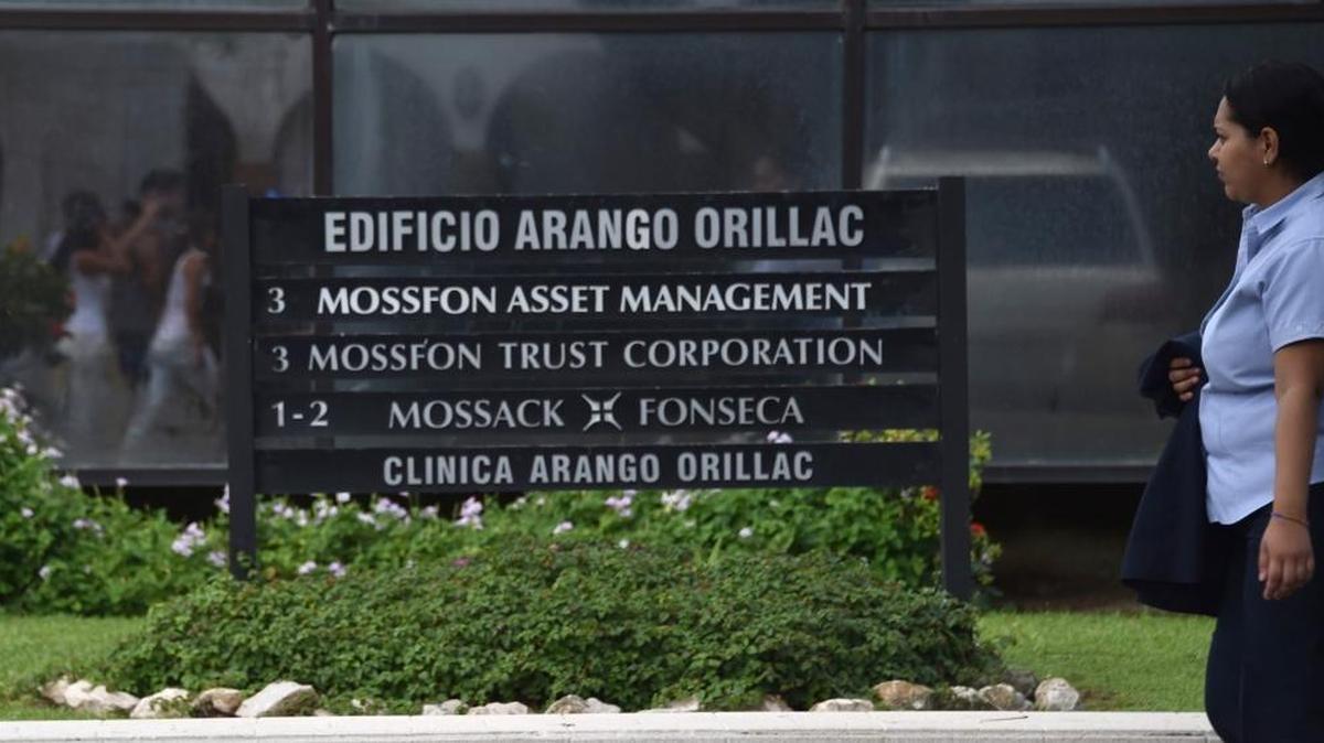 Vista de un aviso afuera del edificio donde están las oficinas del bufete de abogados Mossack Fonseca, en Ciudad de Panamá.
