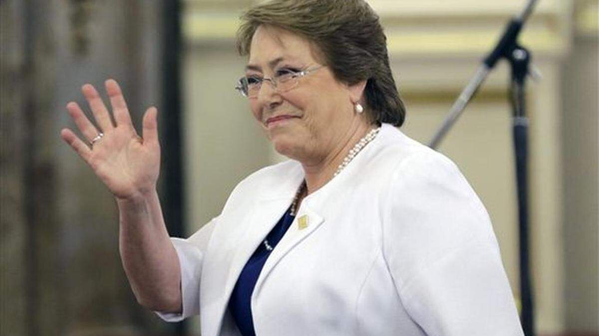La presidenta chilena Michelle Bachelet saluda al llegar a la ceremonia inaugural del nuevo presidente argentino, Mauricio Macri, en la casa de gobierno en Buenos Aires, Argentina, el 10 de diciembre de 2015.