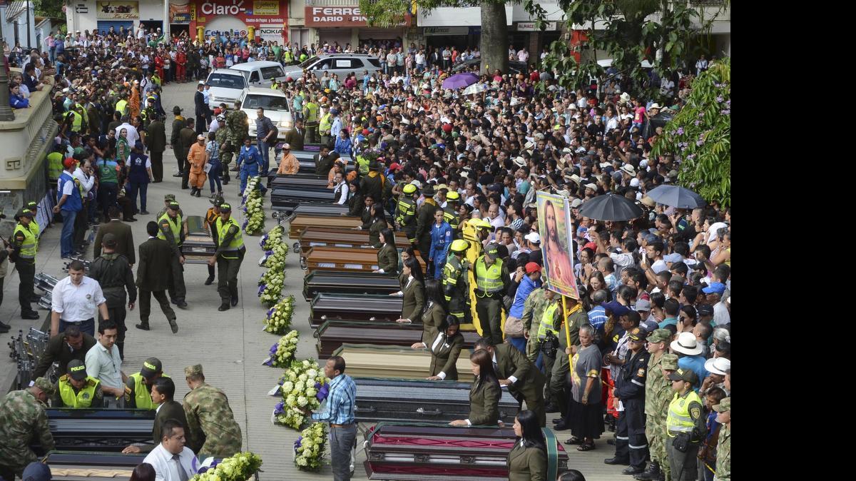 
Entierro colectivo de 33 de las 84 víctimas fatales que dejó un alud de tierra en el municipio de Salgar, Colombia.
