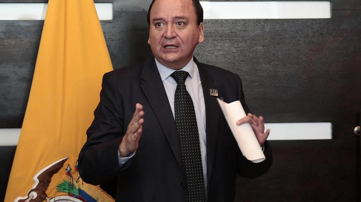 El fiscal general de Ecuador, Carlos Baca Mancheno, habla con la prensa el viernes 2 de junio de 2017, en el aeropuerto de Quito (Ecuador).